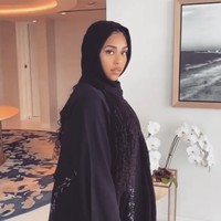 Meski begitu, banyak pula yang memuji penampilan Jordyn. Tidak semua wanita muslim menutup rambutnya dengan baik, kamu terlihat cantik pakai abaya, Terima kasih sudah menghormati komunitas Islam dengan memakai abaya. Kamu dan keluarga harus mengabaikan komentar-komentar negatif, tulis yang lain. Foto: Instagram @jordynwoods