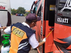 Waspada Corona, Angkutan Umum di Cianjur Disemprot Disinfektan