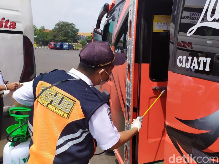 Ratusan angkutan umum di Cianjur dilakukan penyemprotan cairan disinfektan