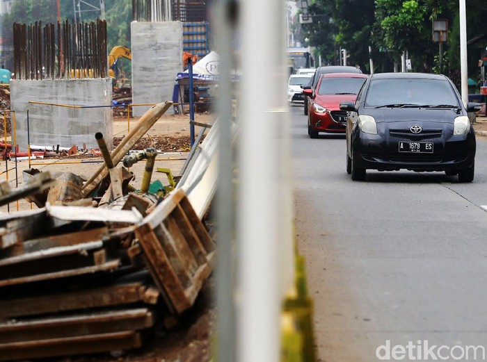 Corona Mewabah, Proyek Flyover Lenteng Agung Jalan Terus Di tengah mewabahnya virus corona, pembangunan Flyover Lenteng Agung terus berjalan. Tidak ada pengurangan aktivitas para pekerja.