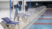 Petugas menyemprotkan disinfektan ke setiap sudut stadion.
