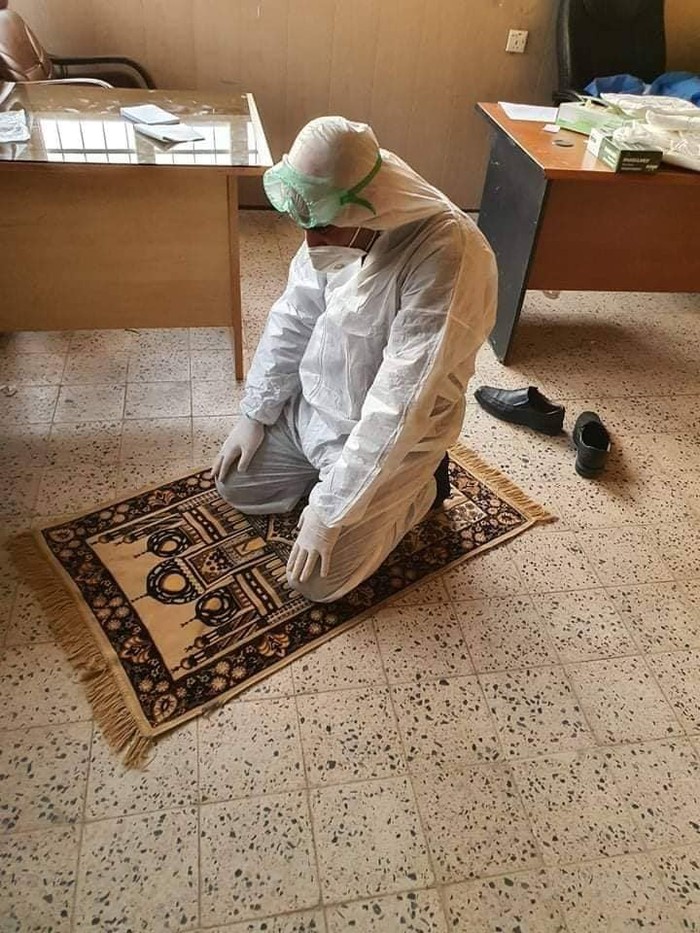 tenaga kesehatan pakai baju hazmat