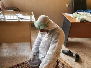 Viral Tenaga Kesehatan Lawan Corona Tak Lupa Ibadah, Salat Pakai Baju Hazmat