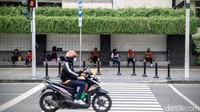 Saat ini Indonesia belum menetapkan status lockdown sebagai cara mengatasi penyebaran virus Corona. Namun social distancing dianjurkan untuk menghindari paparan dan penularannya.