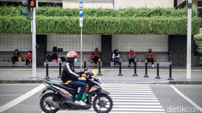 Warga beraktifitas dan mengantri transportasi umum dengan jarak kurang dari 1 meter di kawasan Bundaran HI, Jakarta, Rabu (18/3/2020). Pemerintah menghimbau semua kerumunan umum mempunyai jarak 1 hingga 2 meter (social distance) untuk meminimalisir penyebaran Corona. Namun himbauan tersebut belum Tersosialisasi dengan baik.