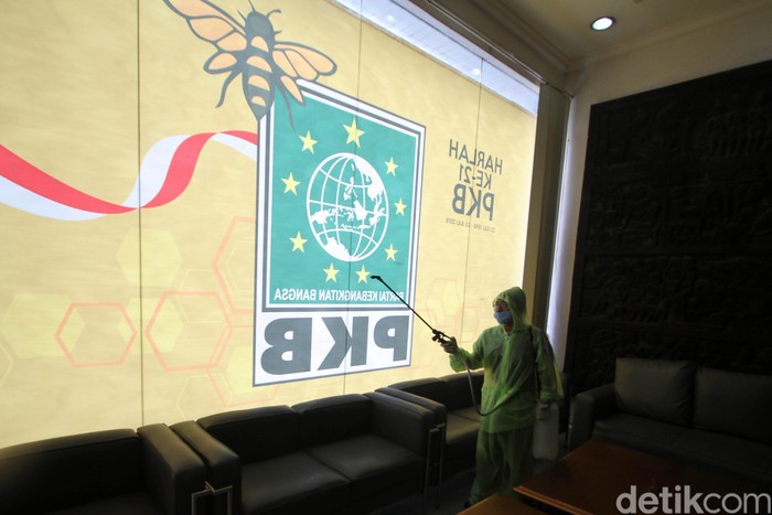 Petugas menyemprotkan cairan disinfektan di Kantor DPP PKB di Jakarta, Rabu (18/3/2020). Penyemprotan dilakukan untuk pencegahan penyebaran virus COVID-19 dikantor PKB agar aktivitas dapat berjalan secara normal dan sehat.