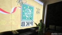 Petugas menyemprotkan disinfektan di Kantor DPP PKB di Jakarta, Rabu (18/3/2020).