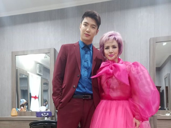 Barbie Kumalasari dan pria asal Korea.