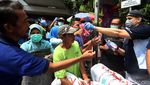 Antusias Warga Berebut Masker Gratis di Tanah Abang