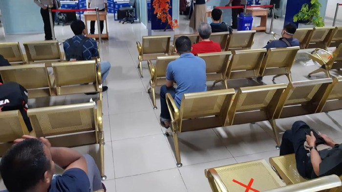 Social distancing di kantor pelayanan SIM Daan Mogot