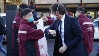 Wakil Presiden Wilayah Lombardy, Fabrizio Sala, memberi salam dengan menempelkan siku ke salah satu anggota medis dari China yang tiba di Bandara Malpensa Milan, Italia.