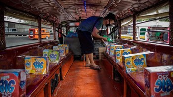 Tak hanya memakai sarung tangan, ia juga memberi sekat untuk tempat duduk penumpangnya. Foto: Getty Images