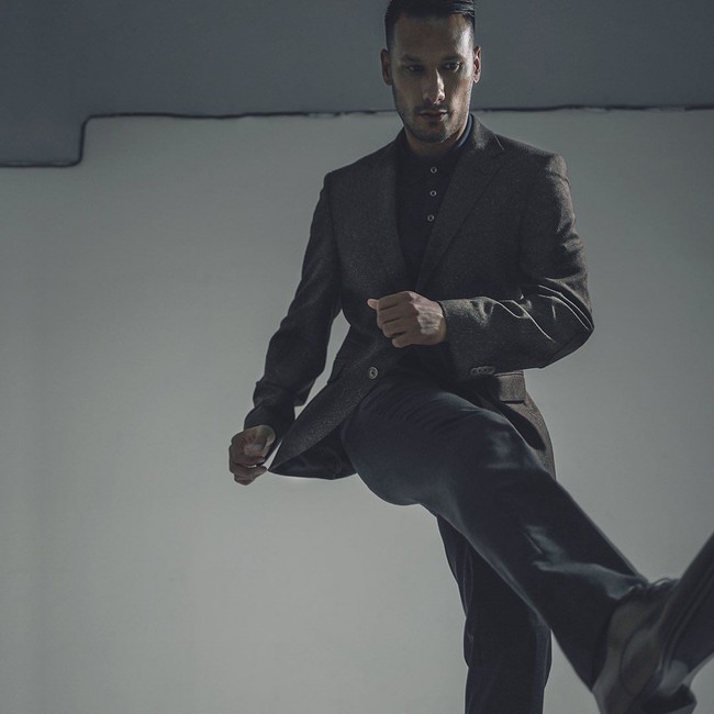 Gaya necis Raphael di sebuah pemotretan. Makin gagah dengan look yang preppy ini. (Foto: Instagram/@raphaelmaitimo)