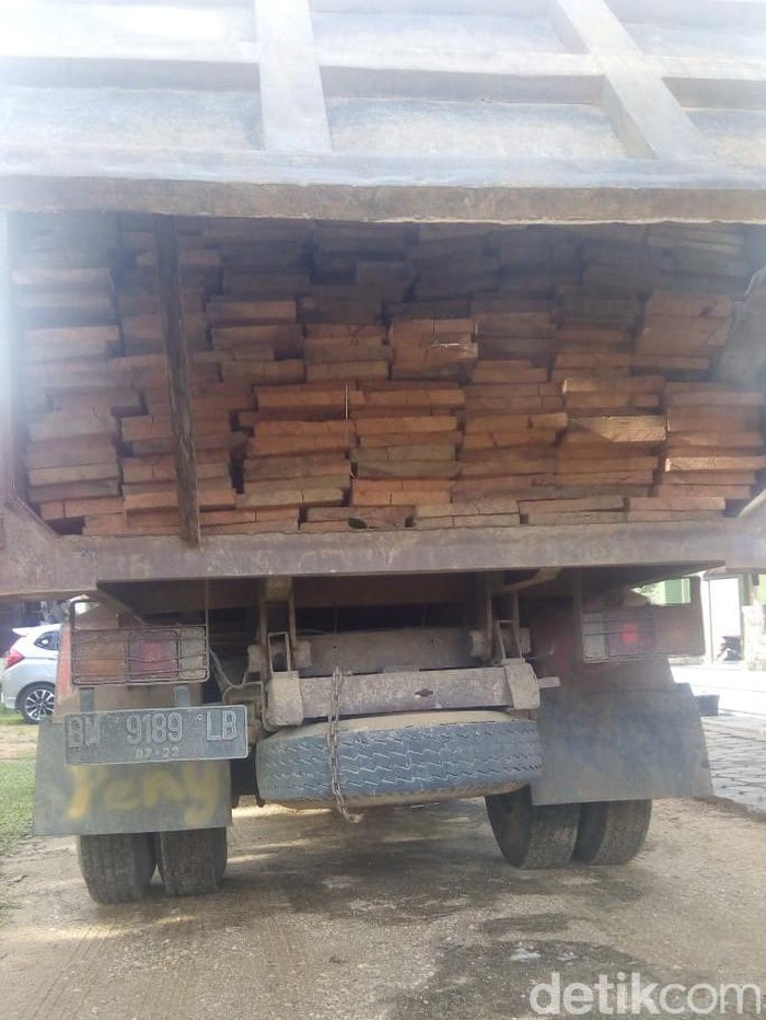 Tersangka dan barang bukti illegal logging diserahkan ke Kejari Rengat (dok. istimewa)