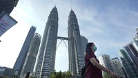 Lock down ini membuat beragam aktivitas di seluruh wilayah Malaysia dihentikan, termasuk menutup pergerakan keluar-masuk negara tersebut.  (AP/Vincent Thian)