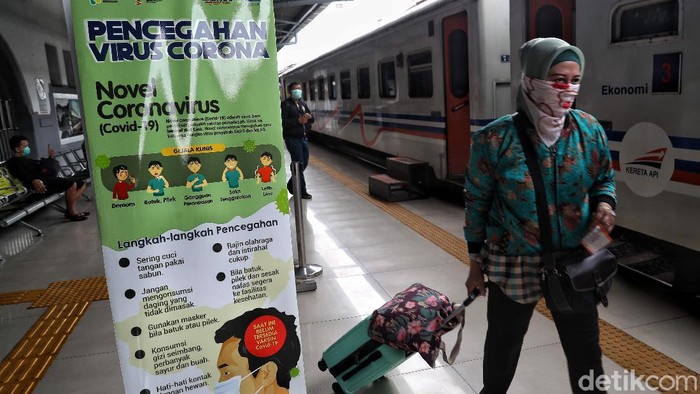 Pemerintah menyerukan untuk menjaga jarak atau social distancing untuk mencegah penularan virus corona. Hal itu kini diterapkan di Stasiun Senen.