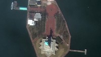Pengunjung Patung Liberty di New York memperlihatkan suasana pengunjung yang signifikan pada 4 November 2019. tetapi, setelah pandemi corona, pengunjung tampak lengang pada 11 Maret 2020.