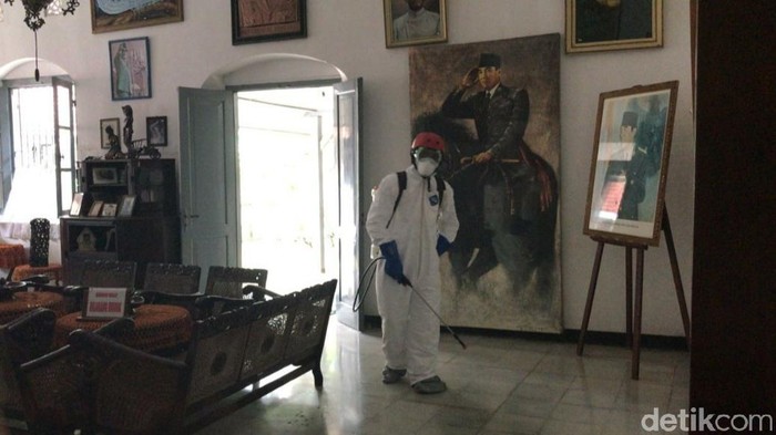 penyemprotan disinfektan di Istana Gebang