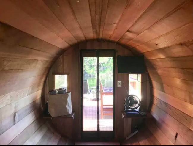 Penginapan ini sangat cocok bagi kamu yang memiliki jiwa petualang dan menyukai kehidupan alam. Jika tidak, kamu mungkin akan merasa kurang nyaman karena penginapan ini tidak memberikan fasilitas berupa pendingin ruangan dan Wi-Fi. Foto: dok. Airbnb