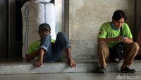Bekerja sebagai seorang porter atau kurir pembawa barang bukan hal yang mudah, terlebih di kondisi seperti saat ini dimana semua orang tengah fokus melindungi diri agar terhindar dari penyebaran virus Corona. Para porter itu pun menyebut pendapat mereka menurun.