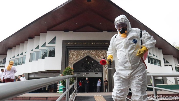 Masjid Al-ukhuwah Bandung disemprot disinfektan