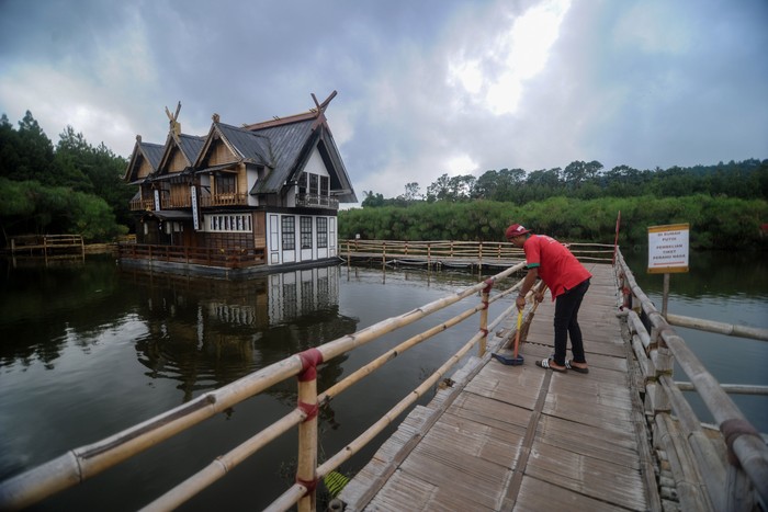 Petugas membersihkan kano di Wisata Alam Floating Market, Lembang, Kabupaten Bandung Barat, Jawa Barat, Kamis (19/3/2020). Mulai Kamis (19/3) Pemerintah Kabupaten Bandung Barat meminta agar pengelola kawasan wisata menutup usahanya selama dua minggu guna mengantisipasi kerumunan wisatawan yang berpotensi dapat memperluas penyebaran COVID-19 di Jawa Barat. ANTARA FOTO/Raisan Al Farisi/aww.