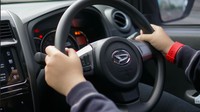 Di dalam kabin kesan sporty juga dipertegas dengan pilihan warnanya. Di tengah dashboard dapat ditemui konsol pengendali berbagai fitur melalui floating type center cluster design. Foto: Pool (Daihatsu Indonesia)