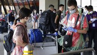 Jas hujan hingga masker itu dikenakan warga sebagai alat tempur untuk menghalau penyebaran virus Corona. AP Photo/Joeal Calupitan.