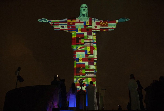 Patung Christ the Reedemer di Brasil dihiasi berbagai bendera negara yang terpapar Corona. Hal itu dilakukan sebagai bentuk dukungan Brasil kepada negara itu.