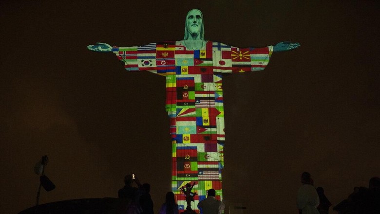 Patung Christ the Reedemer di Brasil dihiasi berbagai bendera negara yang terpapar Corona. Hal itu dilakukan sebagai bentuk dukungan Brasil kepada negara itu.