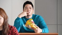 Moon Ji Yoon memang dikenal doyan ngemil. Banyak beredar di media sosial yang memperlihatkan momen dirinya yang ditemani dengan kemasan snack renyah. Seperti pada momen ini.Foto: Istimewa