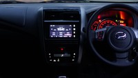 Di dalam kabin kesan sporty juga dipertegas dengan pilihan warnanya. Di tengah dashboard dapat ditemui konsol pengendali berbagai fitur melalui floating type center cluster design. Foto: Pool (Daihatsu Indonesia)