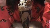 Milkshake chocolate 🍫 😋, tulis Amora di keterangan foto. Senyum Amora bikin gemes banget ya? Foto: Instagram