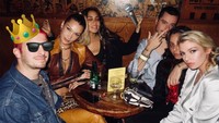 Ini momen berkumpul bersama teman-teman dekatnya sambil minum di suatu club. Momen ini diabaikan sebelum ia terserang COVID-19. Foto: Instagram @thisiswatt
