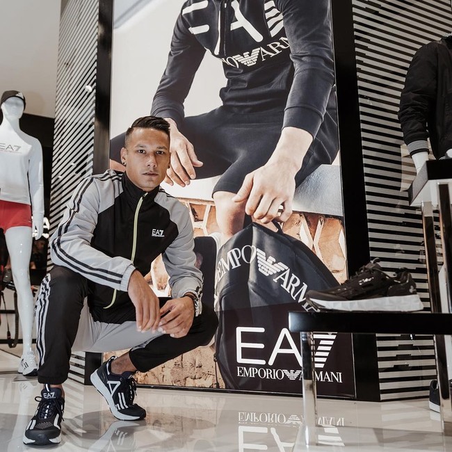 Gaya Raphael Maitimo dalam balutan baju olahraga keluaran Emporio Armani. Pakaian training monokrom dipaduk sneakers senada menjadi andalannya. (Foto: Instagram/@raphaelmaitimo)