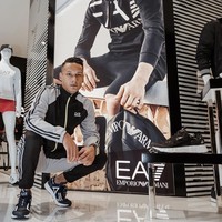 Gaya Raphael Maitimo dalam balutan baju olahraga keluaran Emporio Armani. Pakaian training monokrom dipaduk sneakers senada menjadi andalannya. (Foto: Instagram/@raphaelmaitimo)