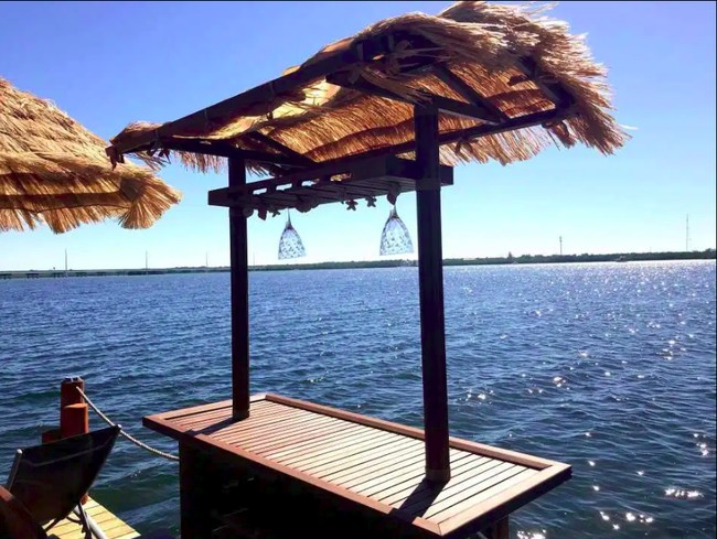 Jika kamu tertarik untuk mencoba merasakan sensasi yang ditawarkan oleh penginapan unik ini, maka kamu perlu mengeluarkan uang sekitar Rp 3,5 juta untuk biaya sewa per malam. Tertarik mencoba? Foto: dok. Airbnb