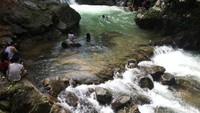 Curug Putri Kencana memiilki ketinggian sekitar 7 meter. Curug ini berada di Desa Karang Tengah, Kecamatan Babakan Madang, Kabupaten Bogor. (Resa Noor Fauziah/dtraveler)