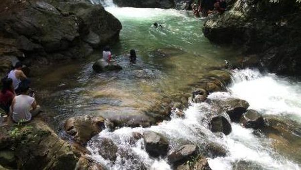 Segarnya Bermain Air di Curug Putri Kencana