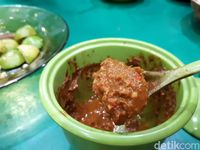 Coto Daeng Sirua: Nikmatnya Coto Makassar Kuah Putih Isi Daging hingga Paru