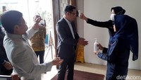 Ridwan Kamil tampak diperiksa suhu tubuhnya serta mencuci tangannya dengan fasilitas antiseptik gratis yang disediakan.