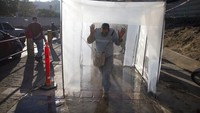 Perihal bilik sterilisasi anti infeksi ini, selain Venezuela, Vietnam juga turut menyediakan bilik sakti tersebut untuk menghalau virus Corona. Dikutip dari Vietnamtimes.org, Rabu 18/3/2020), Kementerian Kesehatan Vietnam bekerja sama dengan Hanoi University of Technology mendesain dan membuat bilik anti infeksi, bakteri dan virus menggunakan air garam ber-ion. Bilik yang diberi nama Mobile Disinfection Chamber ini dibuat untuk mencegah penyebaran Corona.