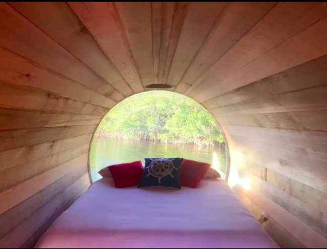 Di dalam tong Barel terdapat tempat tidur berukuran Queen, sekitar 152.5 cm x 203.5 cm. Kamu bisa melihat pemandangan indah teluk Meksiko dari penginapan unik ini. Selain itu, kamu juga bebas berenang, memancing, dan snorkeling loh.. Foto: dok. Airbnb