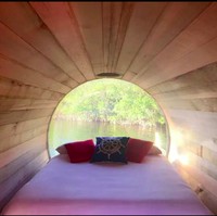 Di dalam tong Barel terdapat tempat tidur berukuran Queen, sekitar 152.5 cm x 203.5 cm. Kamu bisa melihat pemandangan indah teluk Meksiko dari penginapan unik ini. Selain itu, kamu juga bebas berenang, memancing, dan snorkeling loh.. Foto: dok. Airbnb