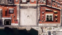 Hal yang sama terjadi di Praca do Comercio di Lisbon, Portugal. Pengunjung terlihat ramai pada 27 Februari 2020. Tetapi langsung sepi pada 17 Maret 2020.