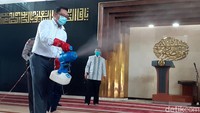 Setekah meninjau Pikobar, Aa Gym dan Ridwan Kamil kompak bersih-bersih dan menyemprotkan disinfektan di masjid Al Muttaqien yang berada di lingkungan Gedung Sate. Selama pertemuan, keduanya terlihat menjaga jarak.