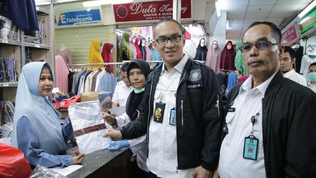 Razia Merek di  Pasar  Tanah  Abang  DJKI Sita Puluhan Baju  