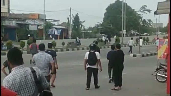 Usai UN, pelajar di Medan konvoi di jalanan. Belasan di antaranya diamankan (Screenshot video viral)