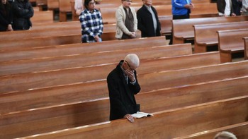 Jemaat menghadiri Misa Minggu di Cathedral of Our Lady of the Angels pada 15 Maret 2020 di Los Angeles, California. Foto: Getty Images