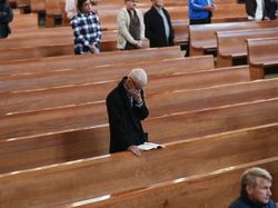 Imbas Pandemi Corona, Ini Foto Social Distancing di Dunia